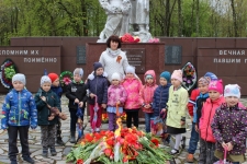 Возложение цветов к вечному огню